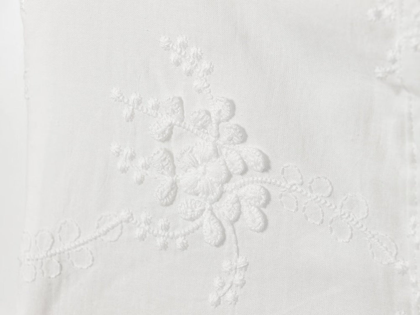 Top Court Milkmaid Blanc Brodé à Épaules Dénudées™