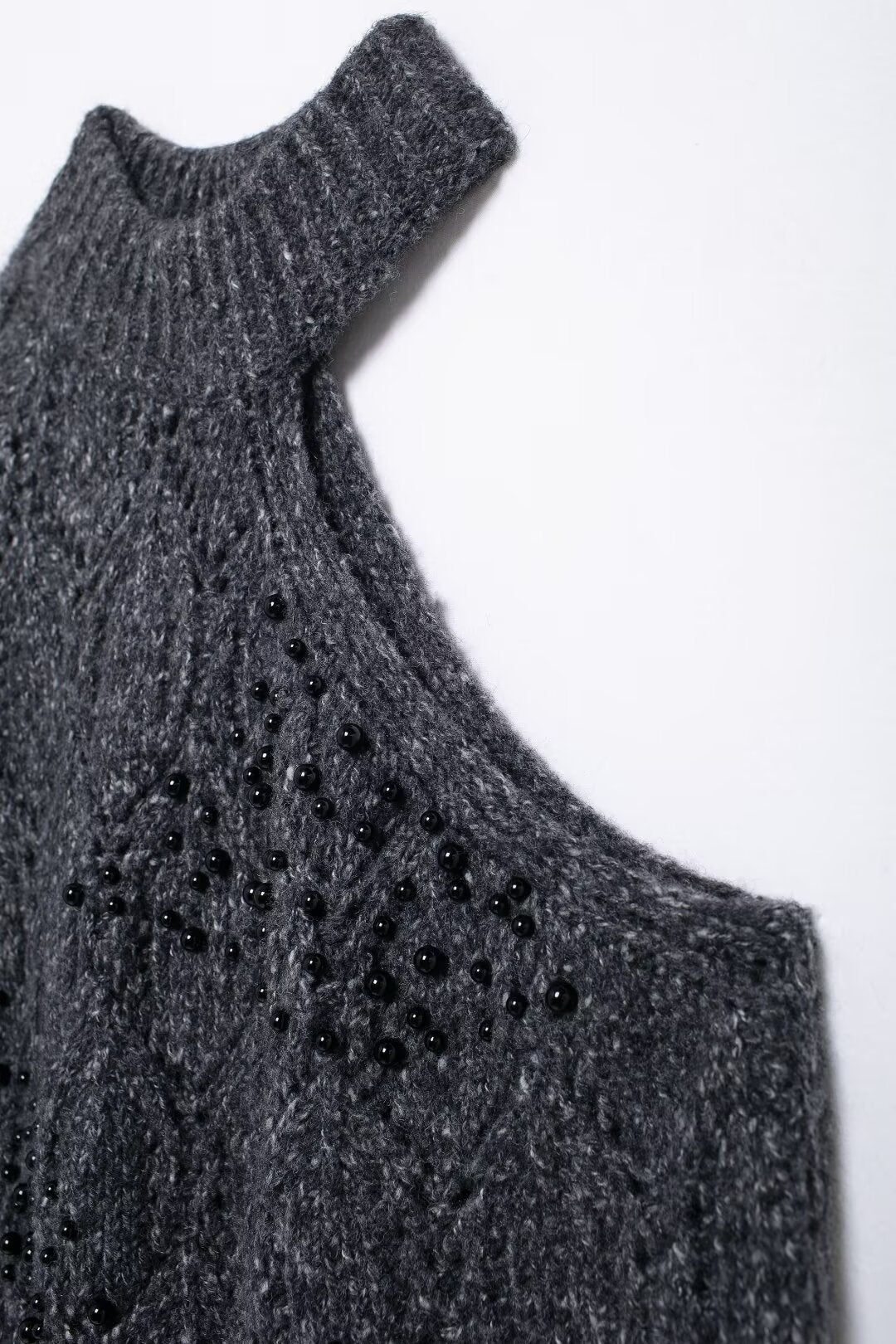 Pull Asymétrique Épaules Dénudées avec Perles