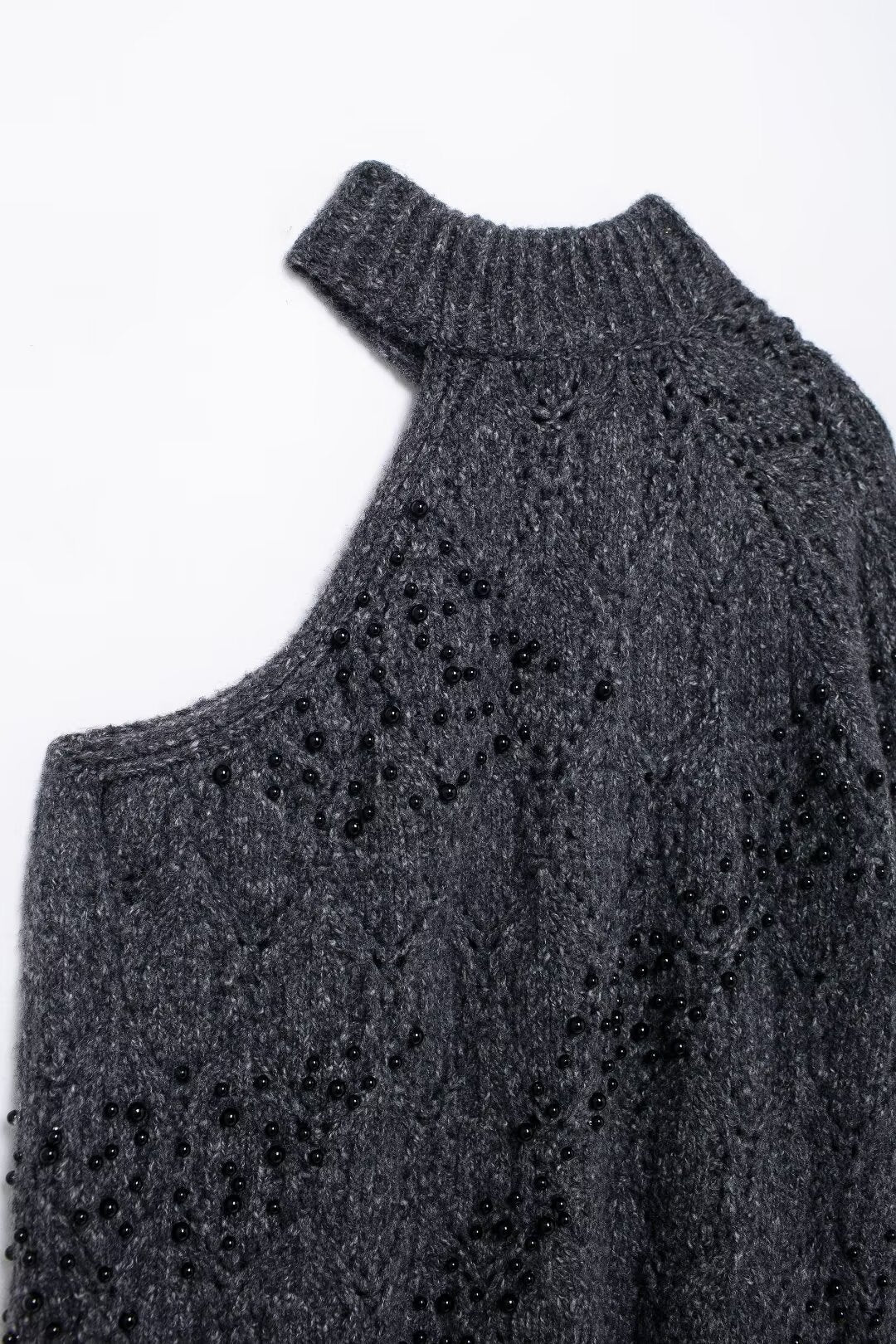 Pull Asymétrique Épaules Dénudées avec Perles