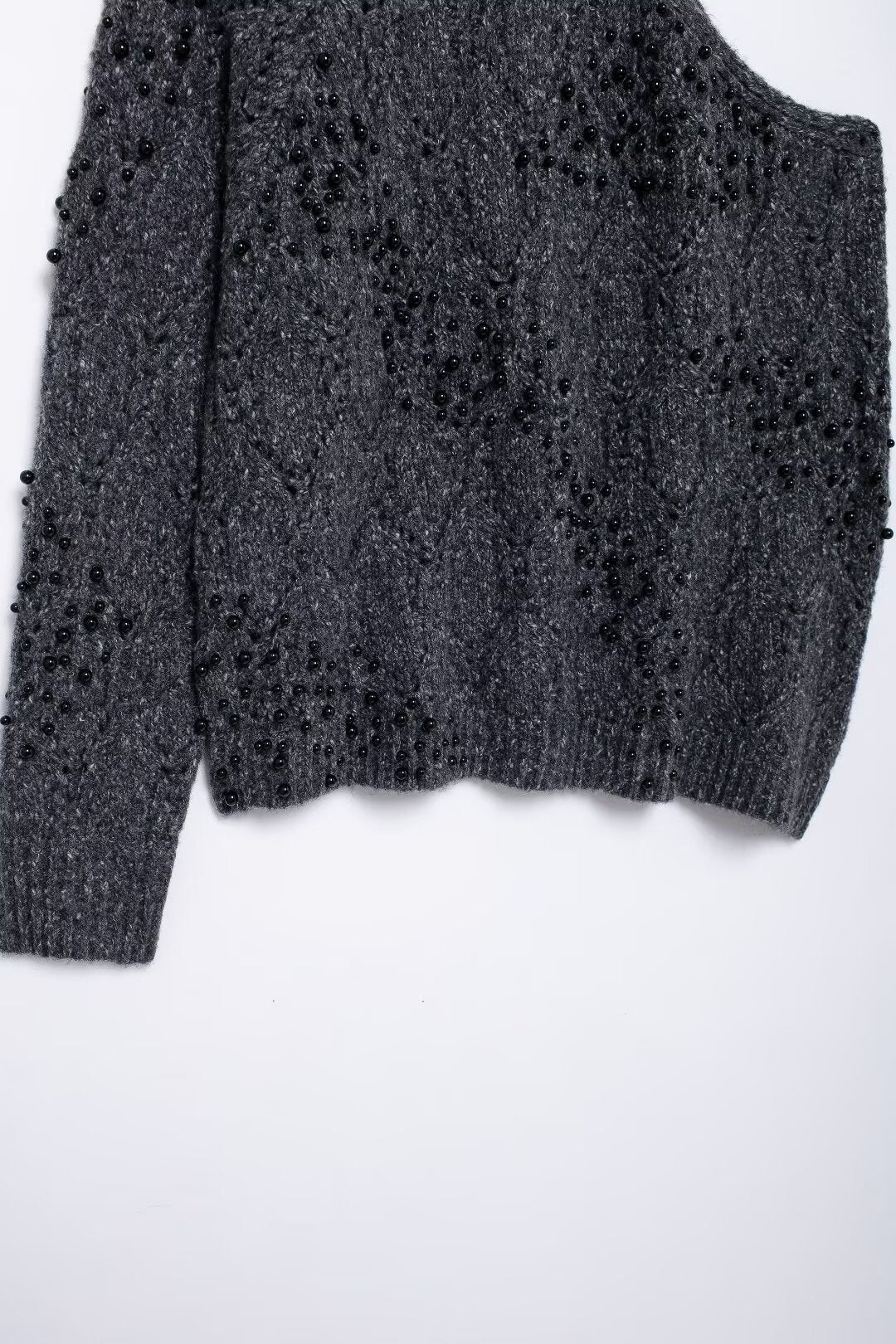 Pull Asymétrique Épaules Dénudées avec Perles