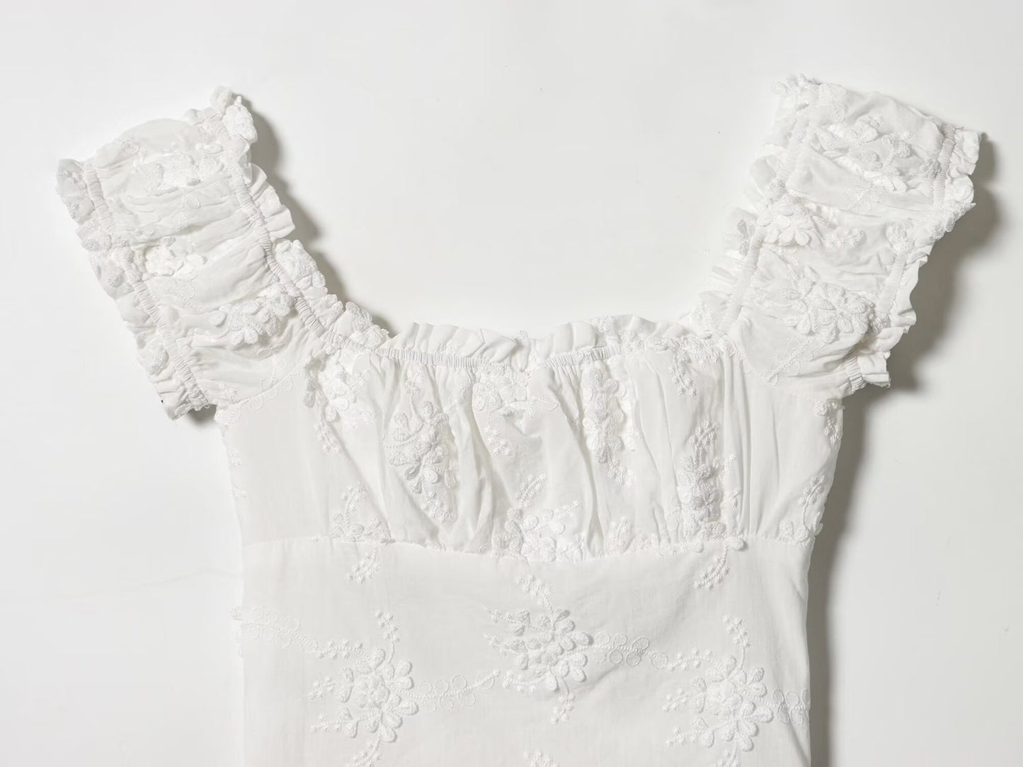 Top Court Milkmaid Blanc Brodé à Épaules Dénudées™