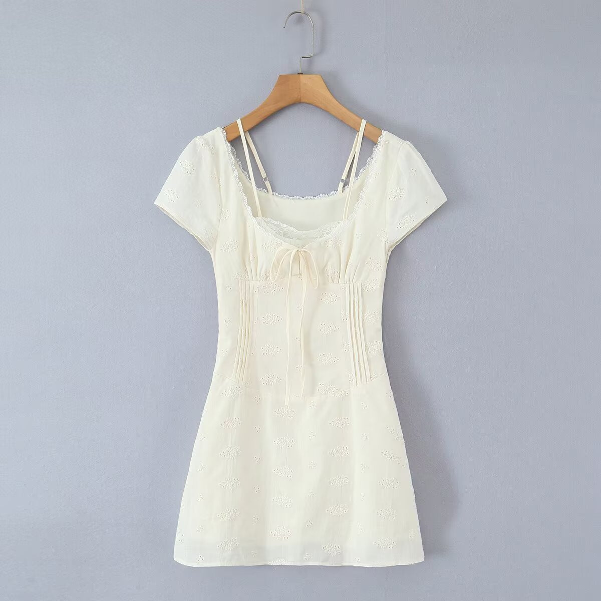 Robe Mini Blanche Froncée Dentelle & Nœuds