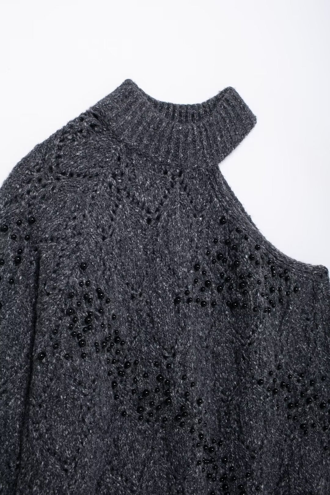Pull Asymétrique Épaules Dénudées avec Perles